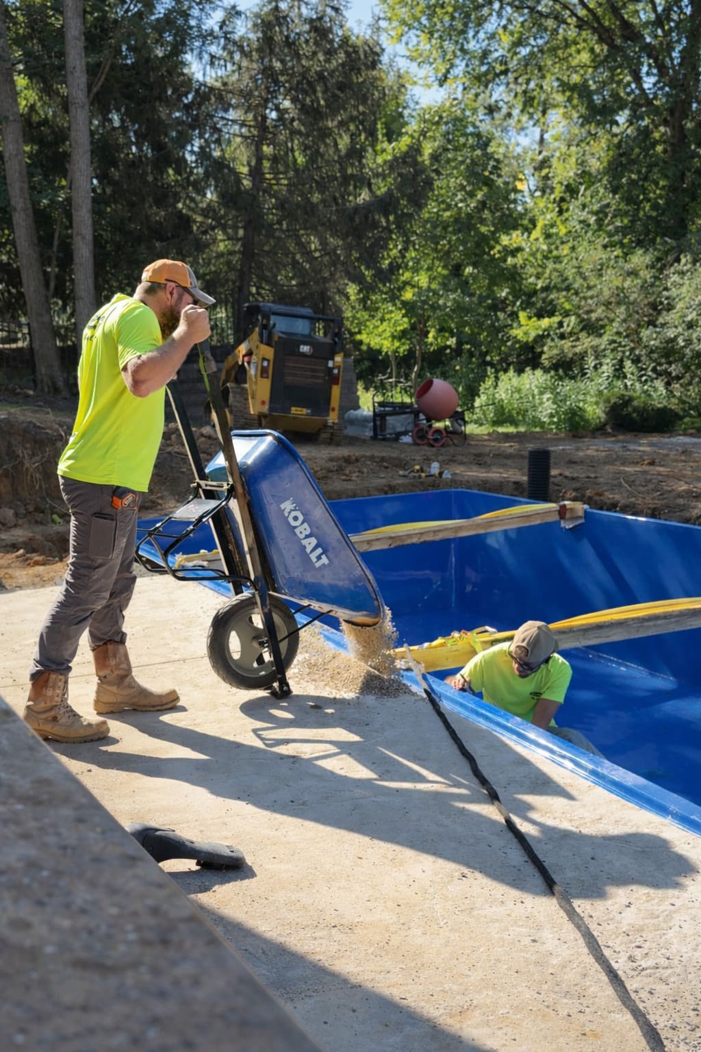 aquamarine-pools-fiberglass-pool-installation-crew-cincinnati